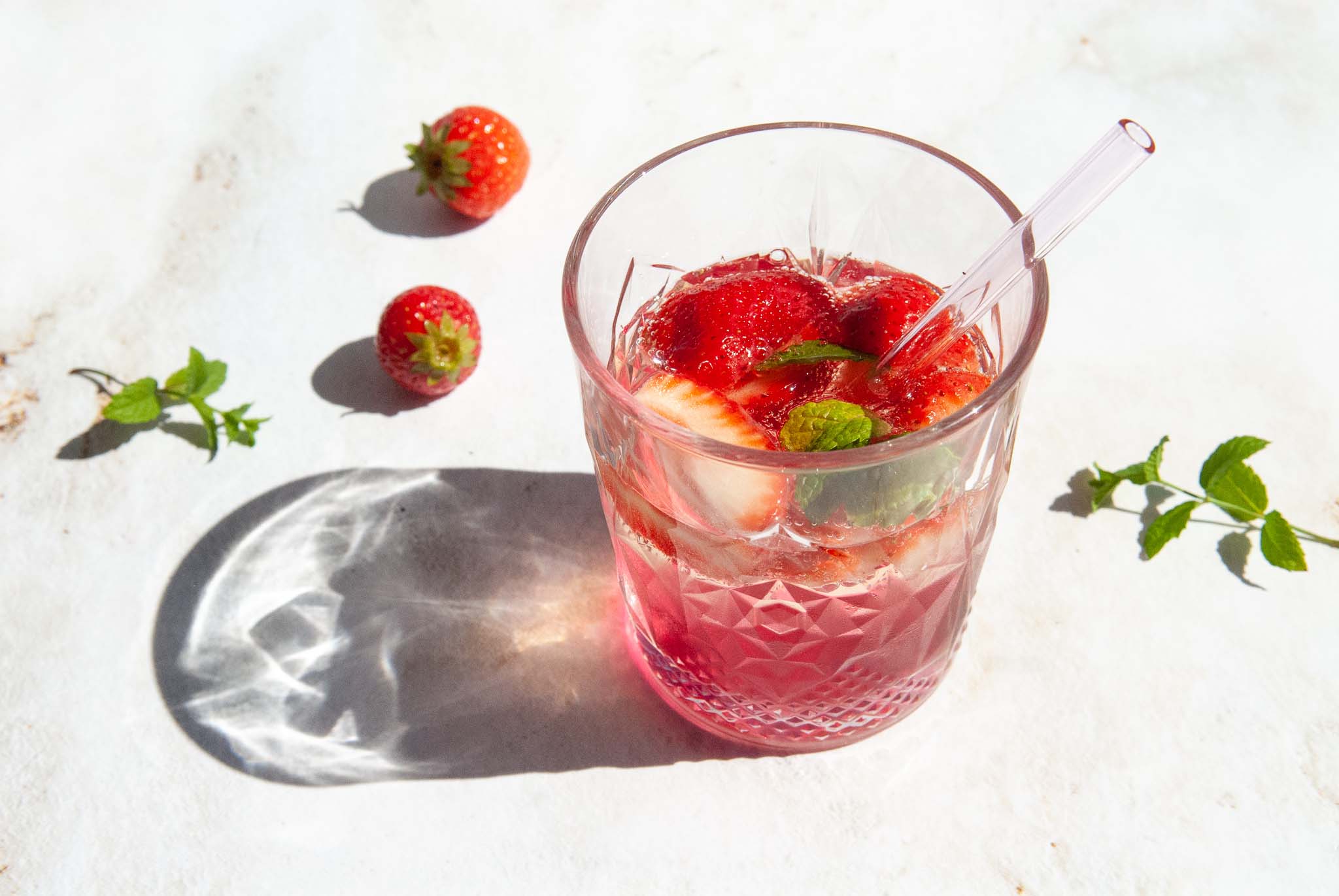 Cocktail met aardbeien, Cocktail met cava, Cocktail met prosecco, Rozen-siroop, Fris drankje, Frisse cocktail met munt, Hoe maak je een punch, Lekkere zomer cocktails, Lekkere zomerdrankjes, Makkelijke cocktail, Punch maken, Rozensiroop kopen, Wat gaat er in een punch, Wat is een punch, Zomerse cocktail, Zomerse punch, Zomerse punch met vruchten,