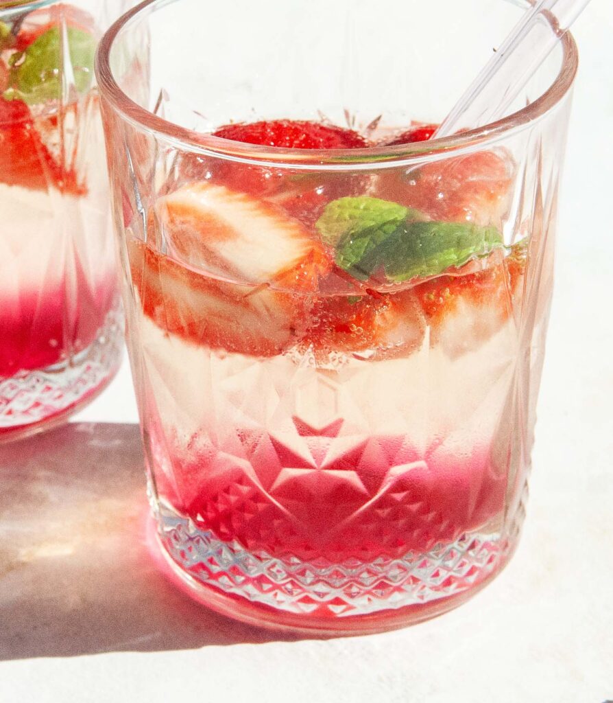 Cocktail met aardbeien, Cocktail met cava, Cocktail met prosecco, Rozen-siroop, Fris drankje, Frisse cocktail met munt, Hoe maak je een punch, Lekkere zomer cocktails, Lekkere zomerdrankjes, Makkelijke cocktail, Punch maken, Rozensiroop kopen, Wat gaat er in een punch, Wat is een punch, Zomerse cocktail, Zomerse punch, Zomerse punch met vruchten,