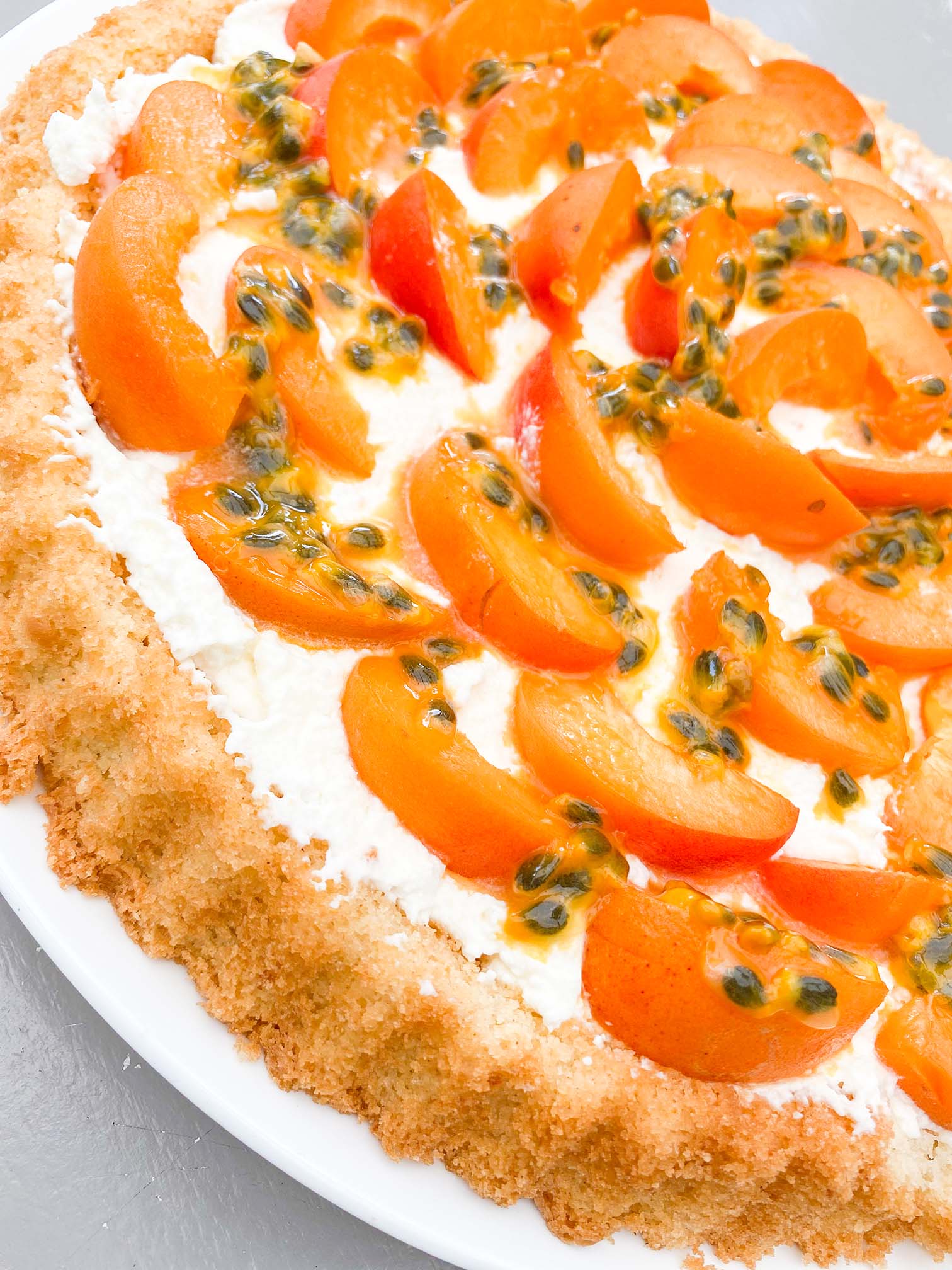 Recept met abrikoos en passievrucht, Gezond alternatief suiker, Glutenvrije vlaai, Makkelijk taart recept, Makkelijke taartbodem, Mascarpone taart, Recept vlaai, Schar glutenvrije taart, Slagroomtaart, Snelle taart bakken, Taart met mascarpone, Taart met passievrucht, Taart bakken met verse abrikozen, Vlaai cake bodem, Vlaaibodem bakken, Vlaaibodem glutenvrij, Vlaaibakvorm met geul, Zelf een vlaai bakken, Zomerse taart recept, Zomerse vlaai, Zusto suikervervanger,