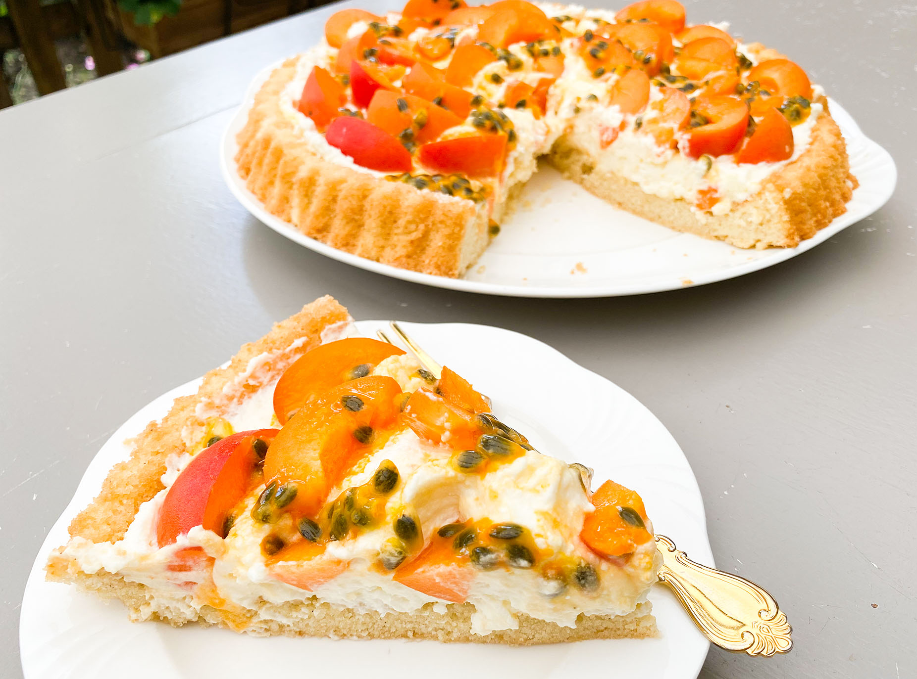 Recept met abrikoos en passievrucht, Gezond alternatief suiker, Glutenvrije vlaai, Makkelijk taart recept, Makkelijke taartbodem, Mascarpone taart, Recept vlaai, Schar glutenvrije taart, Slagroomtaart, Snelle taart bakken, Taart met mascarpone, Taart met passievrucht, Taart bakken met verse abrikozen, Vlaai cake bodem, Vlaaibodem bakken, Vlaaibodem glutenvrij, Vlaaibakvorm met geul, Zelf een vlaai bakken, Zomerse taart recept, Zomerse vlaai, Zusto suikervervanger,