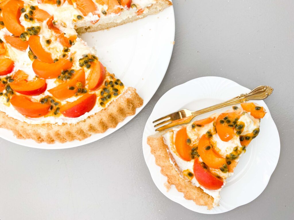 Recept met abrikoos en passievrucht, Gezond alternatief suiker, Glutenvrije vlaai, Makkelijk taart recept, Makkelijke taartbodem, Mascarpone taart, Recept vlaai, Schar glutenvrije taart, Slagroomtaart, Snelle taart bakken, Taart met mascarpone, Taart met passievrucht, Taart bakken met verse abrikozen, Vlaai cake bodem, Vlaaibodem bakken, Vlaaibodem glutenvrij, Vlaaibakvorm met geul, Zelf een vlaai bakken, Zomerse taart recept, Zomerse vlaai, Zusto suikervervanger,