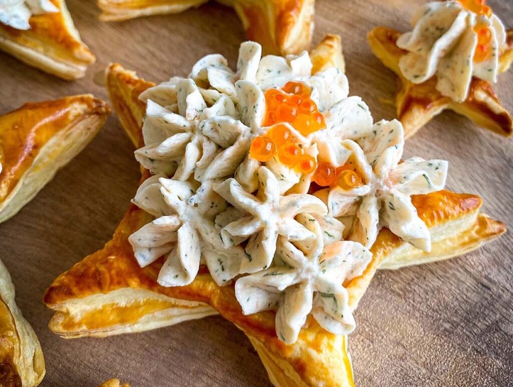 Recept met bladerdeeg, Bladerdeeg sterren, Bladerdeeg hapjes met zalm, Bladerdeeg hapjes met roomkaas, Snacks maken met bladerdeeg, Snacks maken voor de feestdagen, Mini snacks maken, Kerst snacks, Oud en nieuw snacks, Hapjes voor oud en nieuw, Zalmmousse met roomkaas,